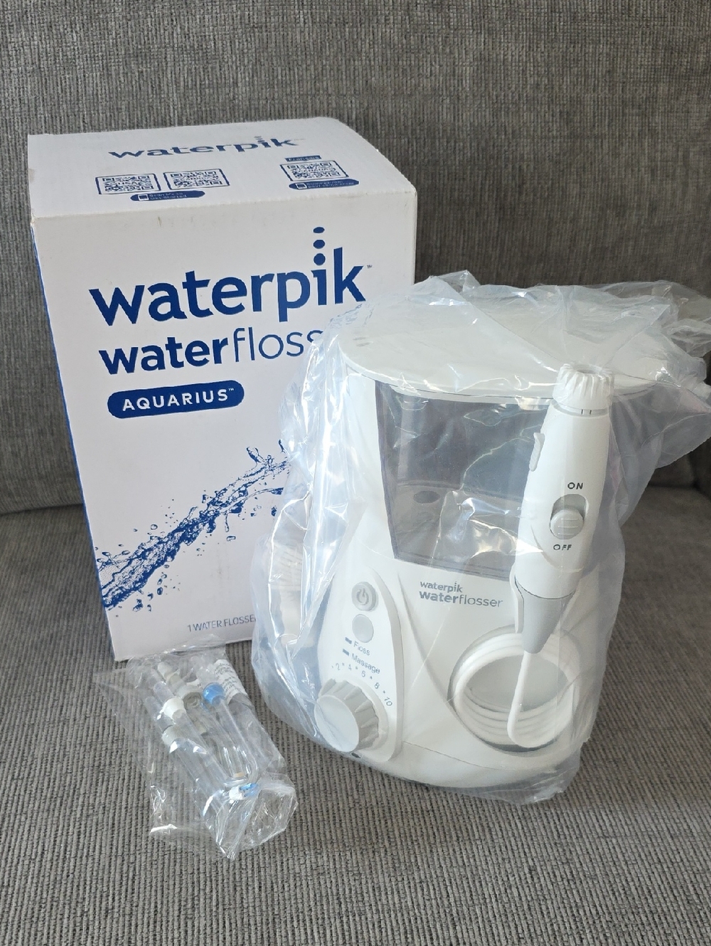 Waterpik Aquarius Water Flosser in White, New In Box, 7 Flosser Tips.